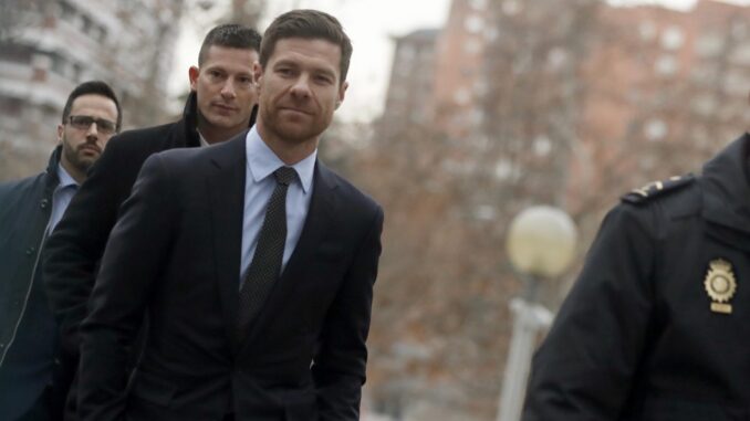 El exfutbolista y actual entrenador del Bayer Leverkusen, Xabi Alonso, a su llegada a la Audiencia Provincial de Madrid, en una foto de archivo. EFE/Javier Lizón
