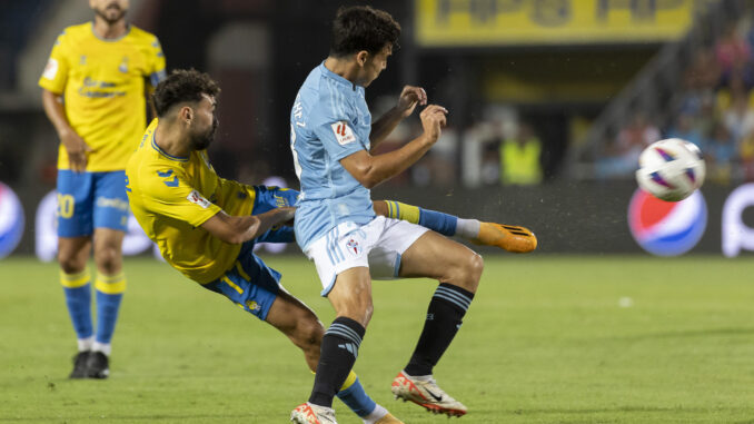 El centrocampista de Las Palmas Munir El Haddadi (c) pelea un balón con el defensa del Celta Manu Sánchez (d) durante el partido de LaLiga que se disputó en el estadio de Gran Canaria. EFE/ Quique Curbelo
