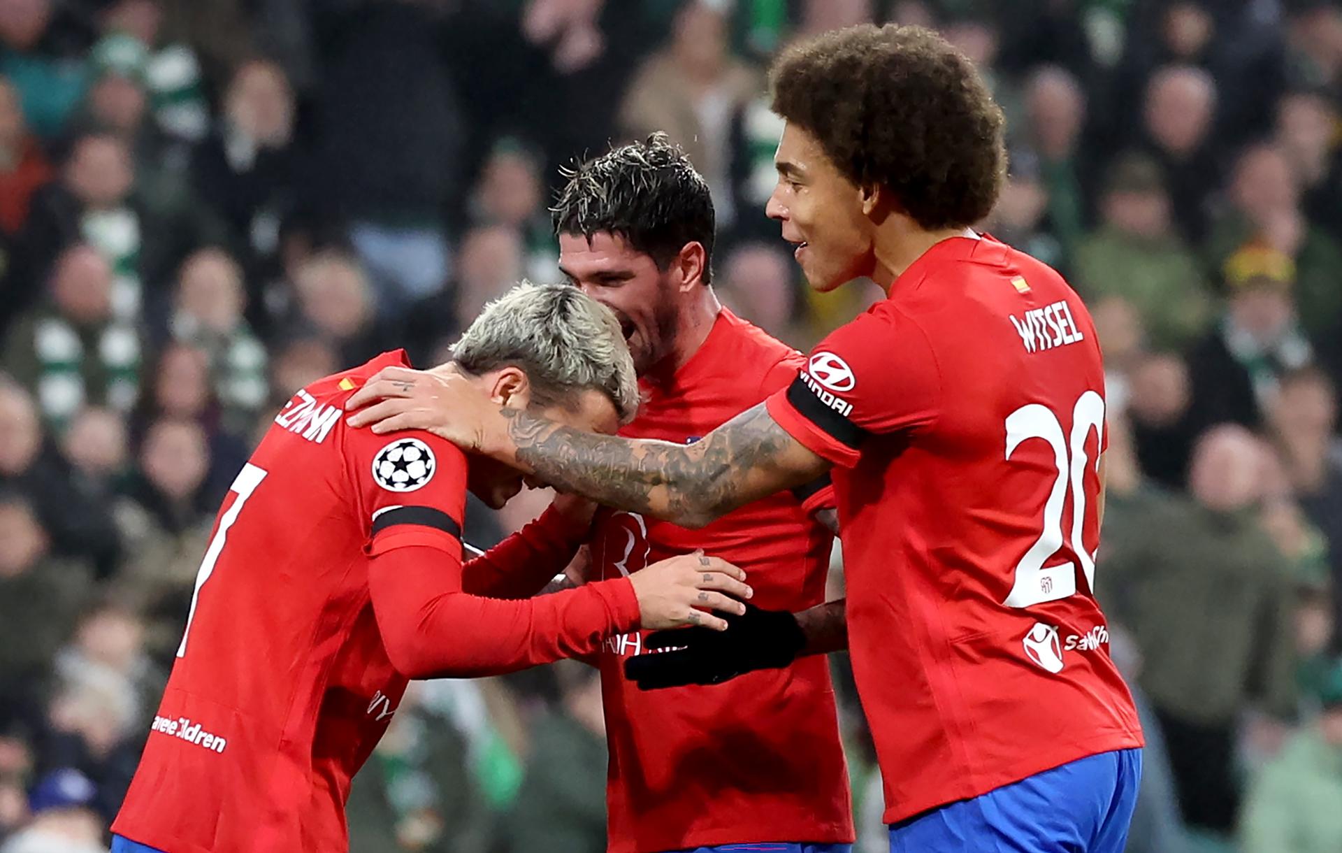 Los jugadores del Atlético felicitan a Antoine Griezmann (I) tras gol al Celtic. EFE/EPA/ROBERT PERRY
