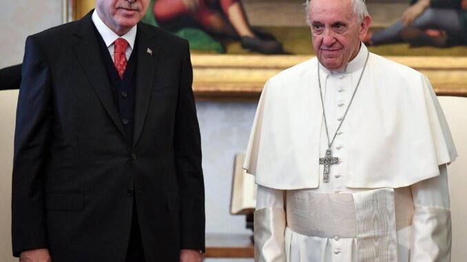 Foto de archivo del papa Francisco (d) y del presidente turco, Recep Tayyip Erdogan (i) en el Vaticano. EFE/ Alessandro Di Meo POO
