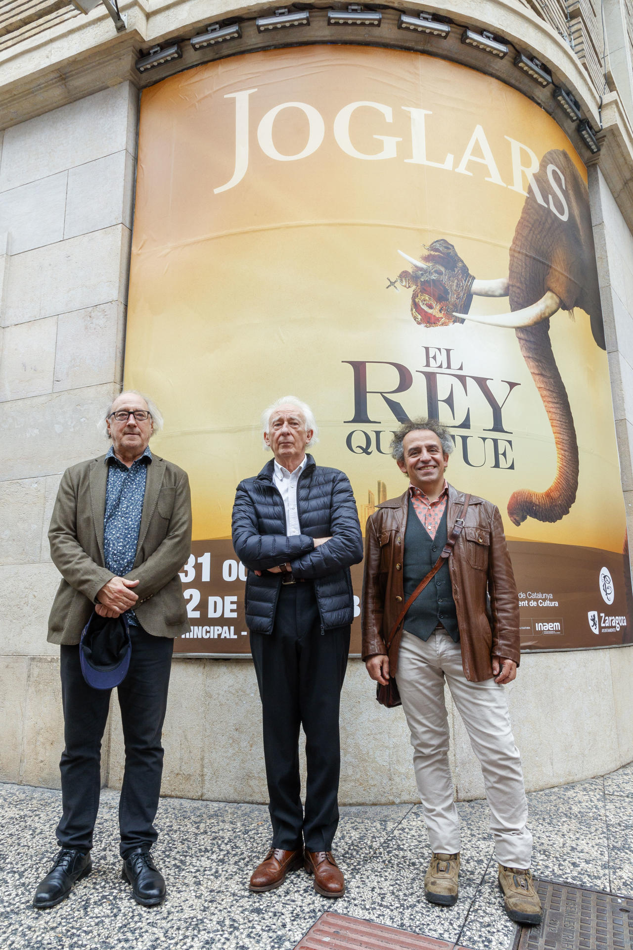 El director de Els Joglars Albert Boadella (c) y el actor Ramón Fontseré (i) presentan la obra "El Rey que se fue", una reflexión sobre Juan Carlos I, que se representará en el Teatro y que supone el 41 espectáculo de la compañía privada más longeva de Europa, junto al ayudante de dirección de la obra Alberto Castrillo-Ferrer (d). EFE/ Javier Belver
