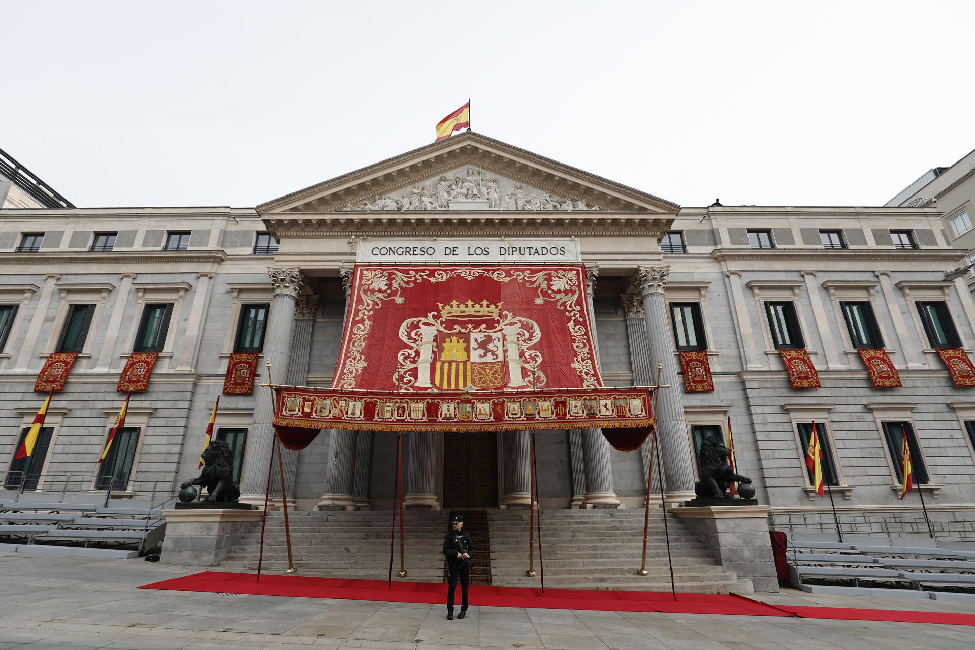 Un policía vigila a las puertas del Congreso de los Diputados, este martes, listo para recibir a Leonor de Borbón que jura la Constitución en el día de su 18 cumpleaños, una ceremonia que representa el hito más importante de su trayectoria institucional y pavimenta el camino para que algún día se convierta en reina. EFE/ Sergio Pérez
