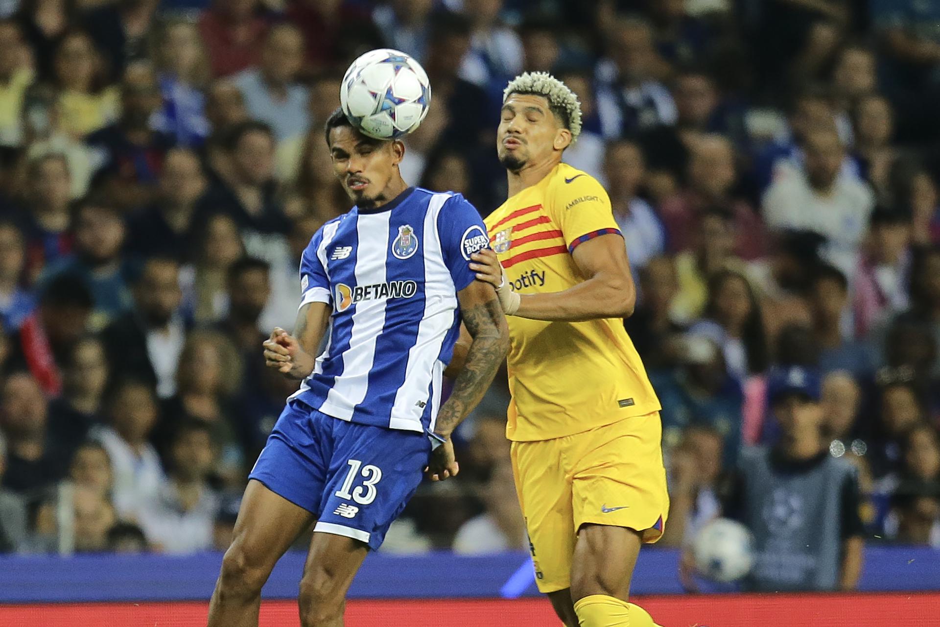 El jugador del FC Oporto Galeno (I) controla la pelota delante del uruguayo del FC Barcelona Ronald Araujo durante el partido de la Liga de Campeones en el grupo H. EFE/EPA/MANUEL FERNANDO ARAUJO
