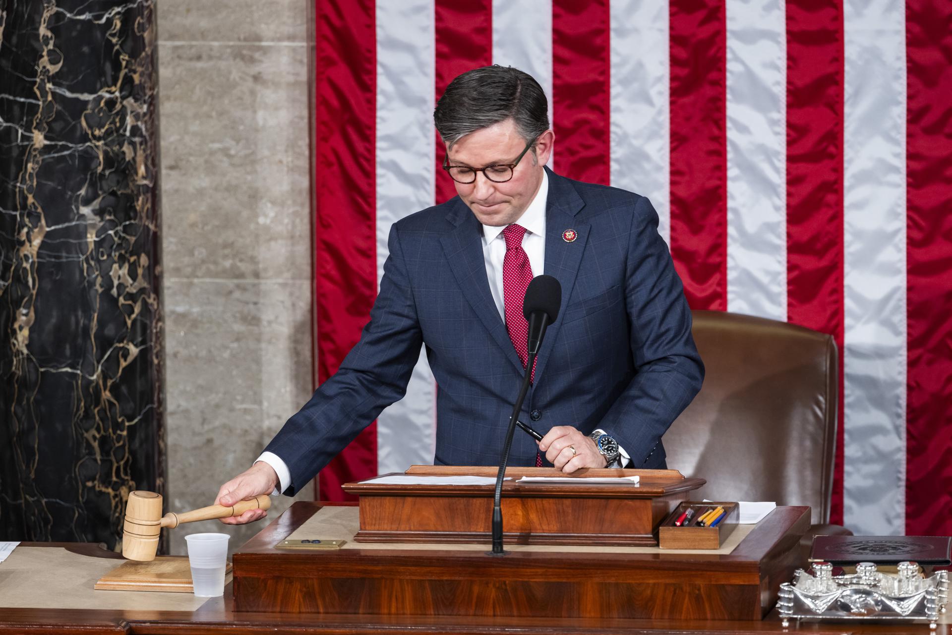 El nuevo presidente de la Cámara Baja de EE.UU., Mike Johnson, este 25 de octubre de 2023, en el Capitolio, sede del Congreso estadounidense en Washington. EFE/ Jim Lo Scalzo
