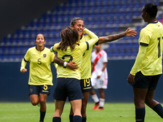La jugadora de la selección de fútbol femenino de Ecuador, Emily Arias (c-i), celebra el primer gol anotado a la selección femenina de Perú hoy, durante un partido amistoso entre ambas selecciones en el estadio Banco de Guayaquil, en Quito (Ecuador). EFE/José Jácome