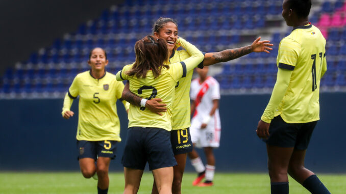 La jugadora de la selección de fútbol femenino de Ecuador, Emily Arias (c-i), celebra el primer gol anotado a la selección femenina de Perú hoy, durante un partido amistoso entre ambas selecciones en el estadio Banco de Guayaquil, en Quito (Ecuador). EFE/José Jácome
