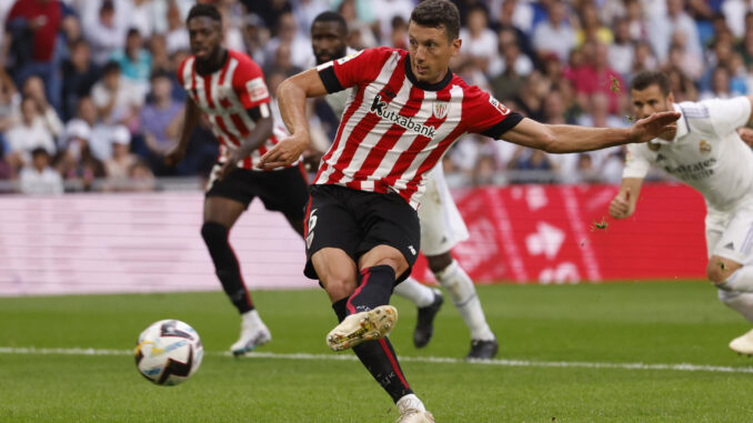 El centrocampista del Athletic Club, Mikel Vesga, golpea el balón en una imagen de archivo. EFE / Daniel González.
