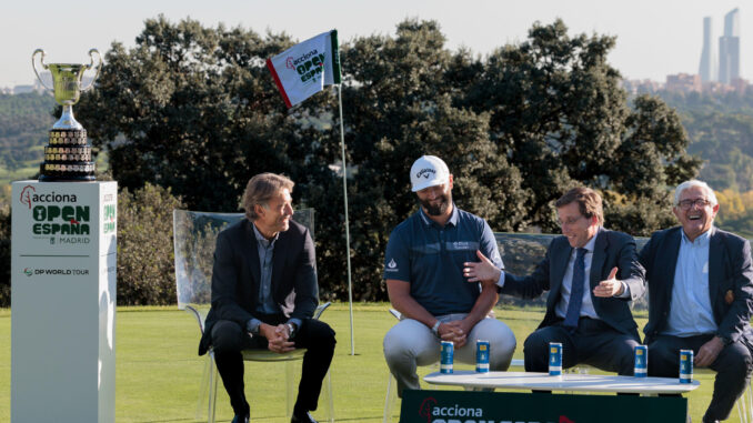 (I-D) Gerard Tsobanian, presidente del Acciona Open de España; el golfista español Jon Rahm, número tres del mundo; el alcalde de Madrid, José Luis Martínez-Almeida, y Gonzaga Escauriaza, presidente de la Real Federación Española de Golf, presentan el torneo Acciona Open de España de golf, este martes, en el Club de Campo Villa de Madrid. EFE/ Sergio Pérez
