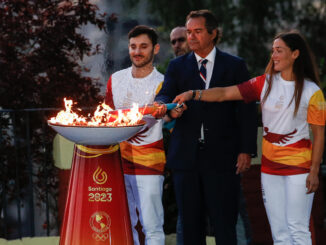 El Presidente de Panam Sports, Neven Ilic (C), junto a los atletas chilenos Tomás González (I) y Melita Abraham (D), encienden la llama Panamericana durante la ceremonia donde el Presidente Gabriel Boric recibe por primera vez en Chile el "Fuego Panamericano", hoy en Santiago de Chile (Chile). EFE/ Ailen Díaz