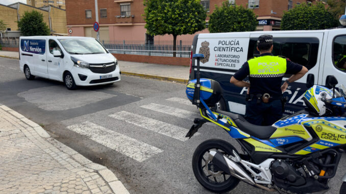 El cadáver encontrado este lunes entre dos vagones en las inmediaciones de la estación de Santa Justa de Sevilla es el del joven de 18 años Álvaro Prieto, desaparecido el pasado jueves, según han informado fuentes policiales. Según estas fuentes la Policía Científica ya ha identificado el cuerpo, que fue levantado por la comisión judicial hacia las 15:30 horas y trasladado al Instituto Anatómico Forense, donde está previsto que mañana se le practique la autopsia. EFE/ David Arjona