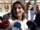 La ministra de Transición Ecológica en funciones, Teresa Ribera, ayer atiende a la prensa tras su llegada al Palacio de San Telmo de Sevilla. EFE/Fermín Cabanillas