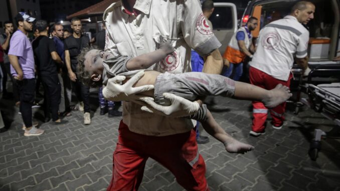 Un miembro de la Media Luna Roja Palestina (MLPR) lleva a un niño herido en la ciudad de Gaza, el 9 de octubre de 2023. EFE/EPA/HAITHAM IMAD
