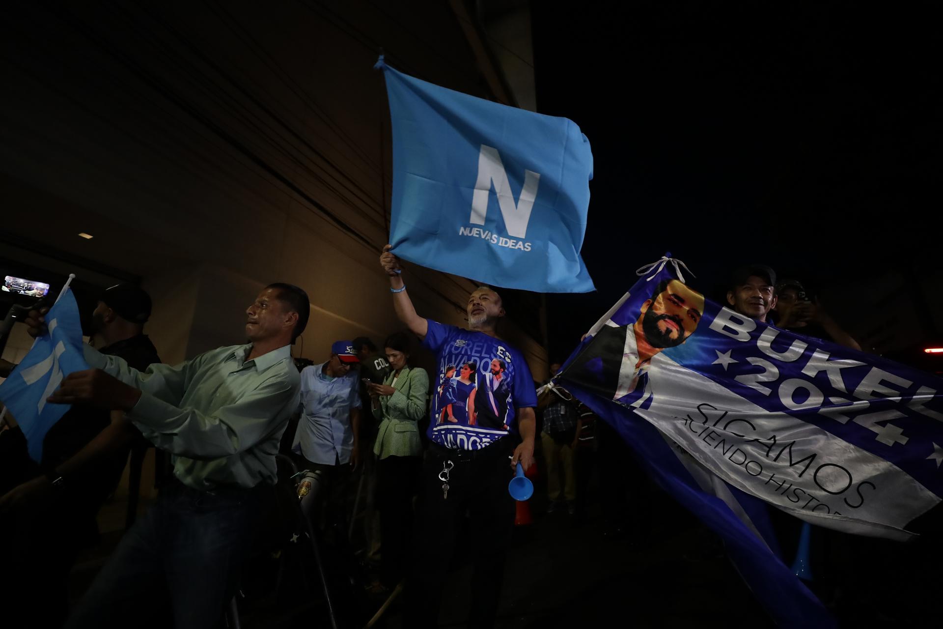 Simpatizantes apoyan al presidente de El Salvador, Nayib Bukele, al salir del Tribunal Supremo Electoral (TSE) tras inscribirse como candidato a la presidencia del país para el periodo 2024-2029. EFE/ Rodrigo Sura
