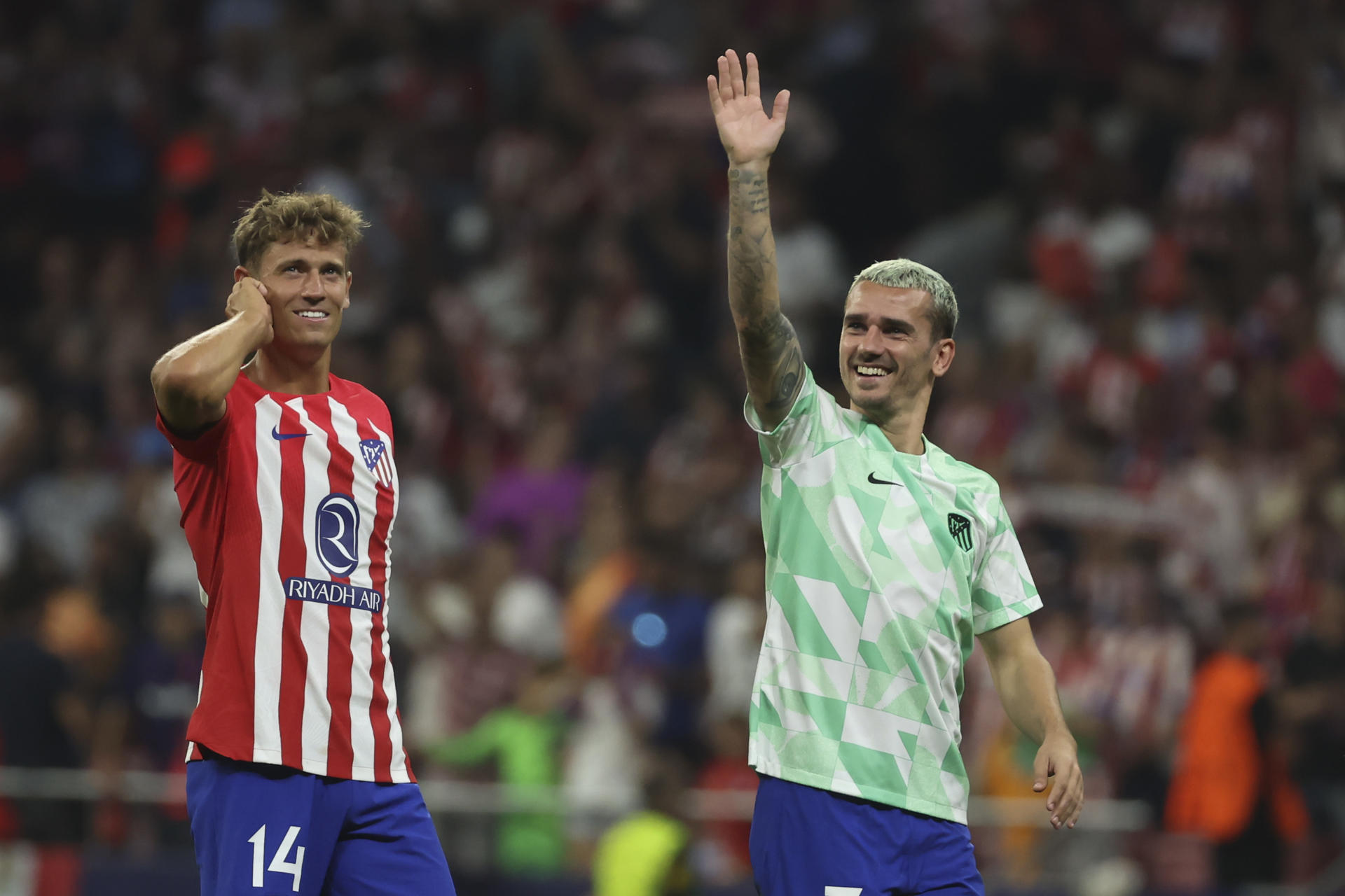 Los jugadores del Atlético de Madrid, el francés Antoine Griezmann (d) y Marcos Llorente, a la finalización del encuentro correspondiente a la fase de grupos de la Liga de Campeones que han disputado hoy miércoles frente al Feyenoord en el estadio Metropolitano, en Madrid. EFE / Kiko Huesca.
