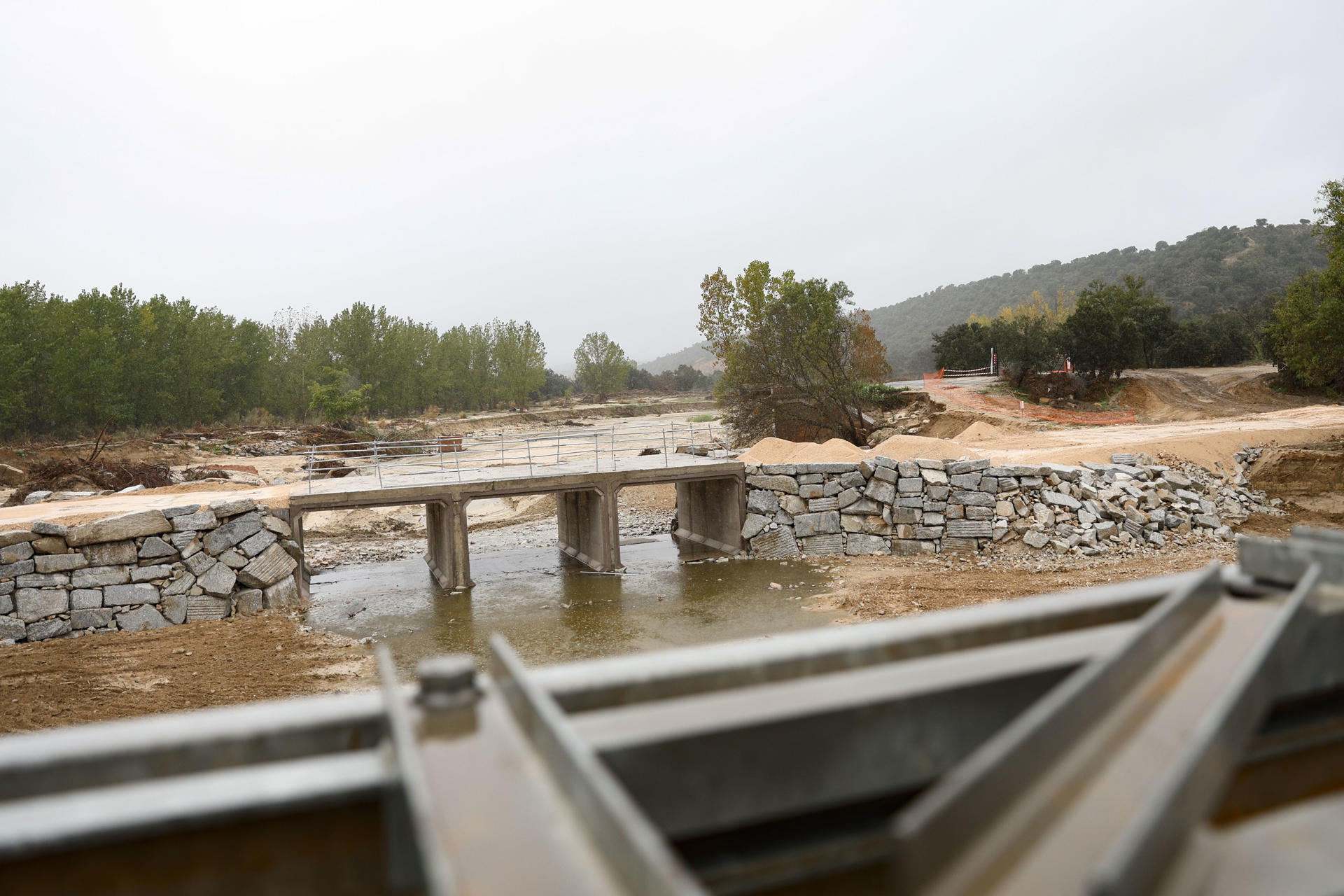 Puente Mabey que han instalado los militares del Mando de Ingenieros del Ejército de Tierra en la localidad madrileña de Aldea del Fresno tras ser destruido por la última DANA a principios de septiembre. EFE/ Rodrigo Jiménez
