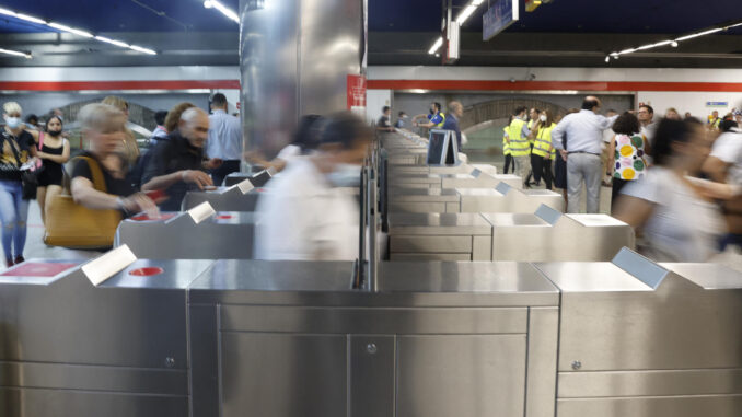 Varios ciudadanos entran en una estación de metro de Madrid. EFE/ J.J.Guillen
