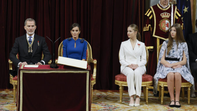 Los reyes de España, Felipe VI (i) y Letizia (2i), la princesa Leonor (2d) y la infanta Sofía (d) participan en la ceremonia de jura de la Constitución de Leonor de Borbón en el día de su 18 cumpleaños, un acto celebrado este martes en el Congreso de los Diputados que representa el hito más importante de su trayectoria institucional y pavimenta el camino para que algún día se convierta en reina. EFE/ Ballesteros POOL
