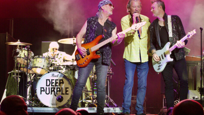 Imagen de archivo del grupo británico Deep Purple durante un concierto este verano. EFE/Juan Carlos Caval
