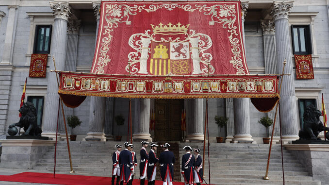 Varios guardias reales conversan a las puertas del Congreso de los Diputados, este martes, ya listo para recibir a Leonor de Borbón que jura la Constitución en el día de su 18 cumpleaños, una ceremonia que representa el hito más importante de su trayectoria institucional y pavimenta el camino para que algún día se convierta en reina. EFE/ Sergio Pérez
