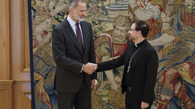 El rey Felipe saluda al arzobispo de Madrid, José Cobo (d), a quien ha recibido en audiencia este viernes en el Palacio de la Zarzuela, Madrid. EFE/ Chema Moya
