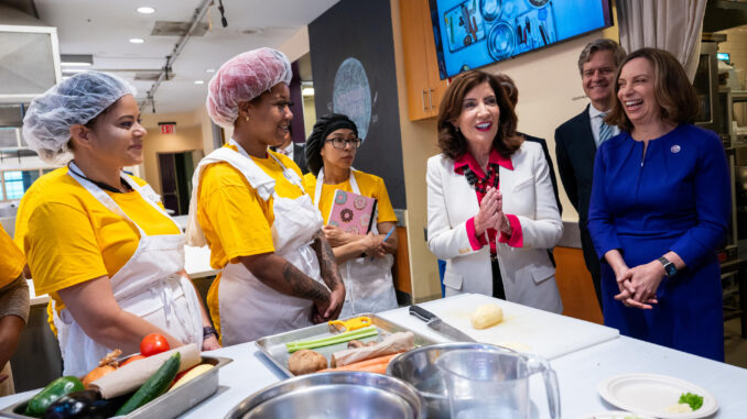 Fotografía cedida por la Gobernación de Nueva York donde aparece su gobernadora Kathy Hochul (c) mientras habla con unas empleadas hoy en Hot Bread Kitchen en el Mercado Chelsea, en Nueva York. EFE/Susan Watts/Gobernación de Nueva York