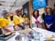 Fotografía cedida por la Gobernación de Nueva York donde aparece su gobernadora Kathy Hochul (c) mientras habla con unas empleadas hoy en Hot Bread Kitchen en el Mercado Chelsea, en Nueva York. EFE/Susan Watts/Gobernación de Nueva York