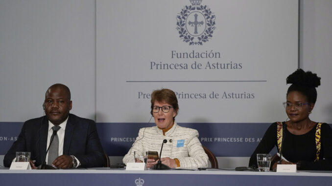 Los responsables de Mary's Meals, Felicity Read (c), Amina Iddy (d) y Panji Chipson (d) durante la rueda de prensa ofrecida en la víspera a recibir el Premio Princesa de Asturias de la Concordia 2023 concedido a esta organización por su trabajo para alimentar a escolares en zonas afectadas por crisis alimentarias. EFE/Paco Paredes
