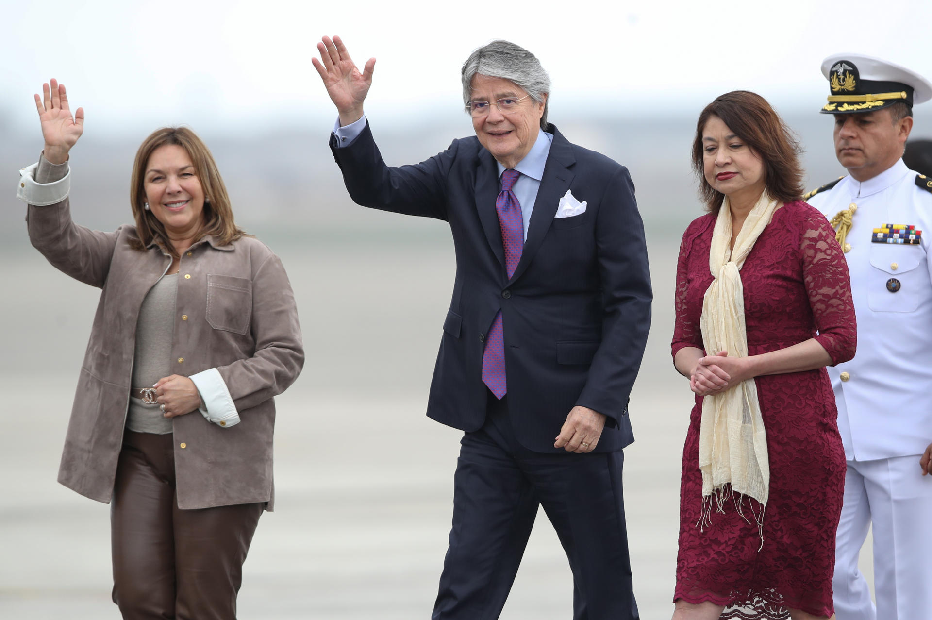 El presidente de Ecuador, Guillermo Lasso, saluda a su llegada junto a la ministra de Exteriores de Perú Ana Gervasi Díaz (d) hoy, en la base militar Grupo Aéreo Número 8, en Lima (Perú). EFE/ Paolo Aguilar
