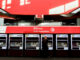 Viajeros gestionan la compra de sus abonos en máquinas expendedoras de billetes en una estación de Cercanías de Madrid. EFE/Mariscal
