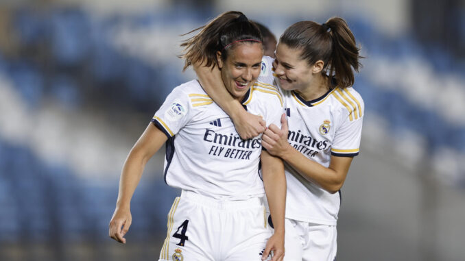 La defensa del Real Madrid Rocío Gálvez (i) celebra su gol durante la jornada 1 de la Primera División Femenina entre Real Madrid y Real Betis, en el estadio Alfredo Di Stéfano, en Madrid. EFE/ Daniel González
