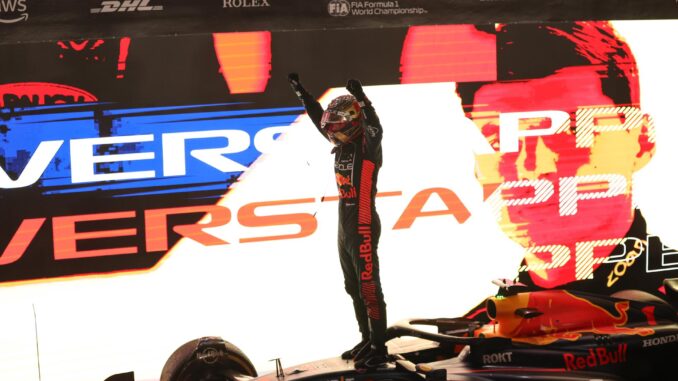 El piloto holandés de Fórmula Uno Max Verstappen de Red Bull Racing celebra ganar el Gran Premio de Qatar de Fórmula 1 en Lusail, Qatar. EFE/EPA/ALI HAIDER
