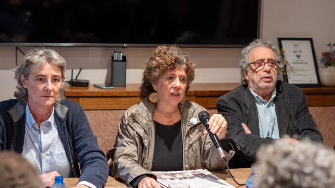 Marta Higueras (i), Nuria Suárez (c) y Jorge Eines (d), durante la rueda de prensa en la que este sábado se ha presentado el manifiesto ‘Hay que para la guerra’ en apoyo a Palestina, firmado por cien personalidades, profesionales de todos tipo, organizaciones y firmas ciudadanas en general. EFE/ Fernando Villar
