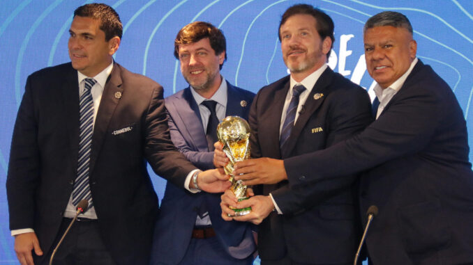 El presidente de la Asociación Paraguaya de Fútbol (APF) Robert Harrison (i), el presidente de la Asociación Uruguaya de Fútbol (AUF) Ignacio Alonso (i-2), el presidente de la Conmebol, Alejandro Domínguez (2-d) y el presidente de la Asociación Argentina de Fútbol (AFA), Claudio Tapia posan para una fotografía hoy, durante una conferencia de prensa en Luque (Paraguay). EFE/ Rubén Peña
