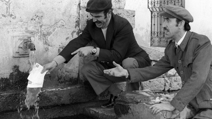 El actor Jesús Guzmán (derecha), junto a Rafael Hernández (izquierda), durante el rodaje de un episodio de "Crónicas de un pueblo", en enero de 1973. EFE/aa
