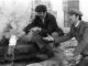 El actor Jesús Guzmán (derecha), junto a Rafael Hernández (izquierda), durante el rodaje de un episodio de "Crónicas de un pueblo", en enero de 1973. EFE/aa