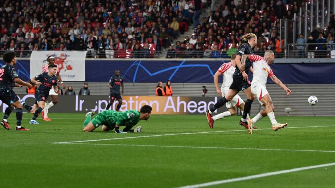 Ell jugado del Manchester City Julian Alvarez (2-I)logra el 1-2 tras superar al portero del Leipzig Janis Blaswich (3-I) durante el partido del grupo G jugado en Alemania. EFE/EPA/FILIP SINGER
