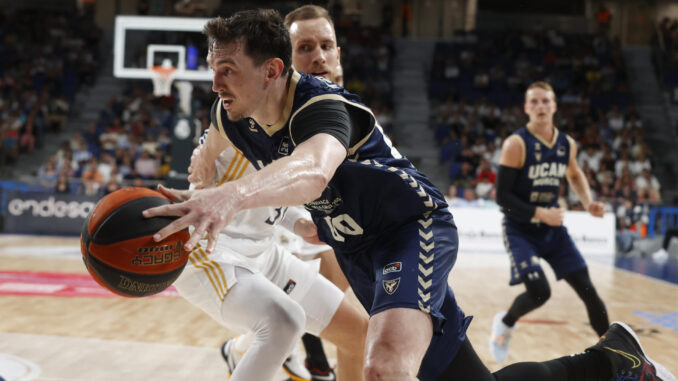 El alero letón del UCAM Murcia Rodions Kurucs (delante) disputa una posesión ante Dzanan Musa (detrás) alero bosnio del Real Madrid durante el partido de la jornada 5 de la Liga Endesa entre Real Madrid y UCAM Murcia en el WiZink Center de Madrid. EFE/ Juan Carlos Hidalgo
