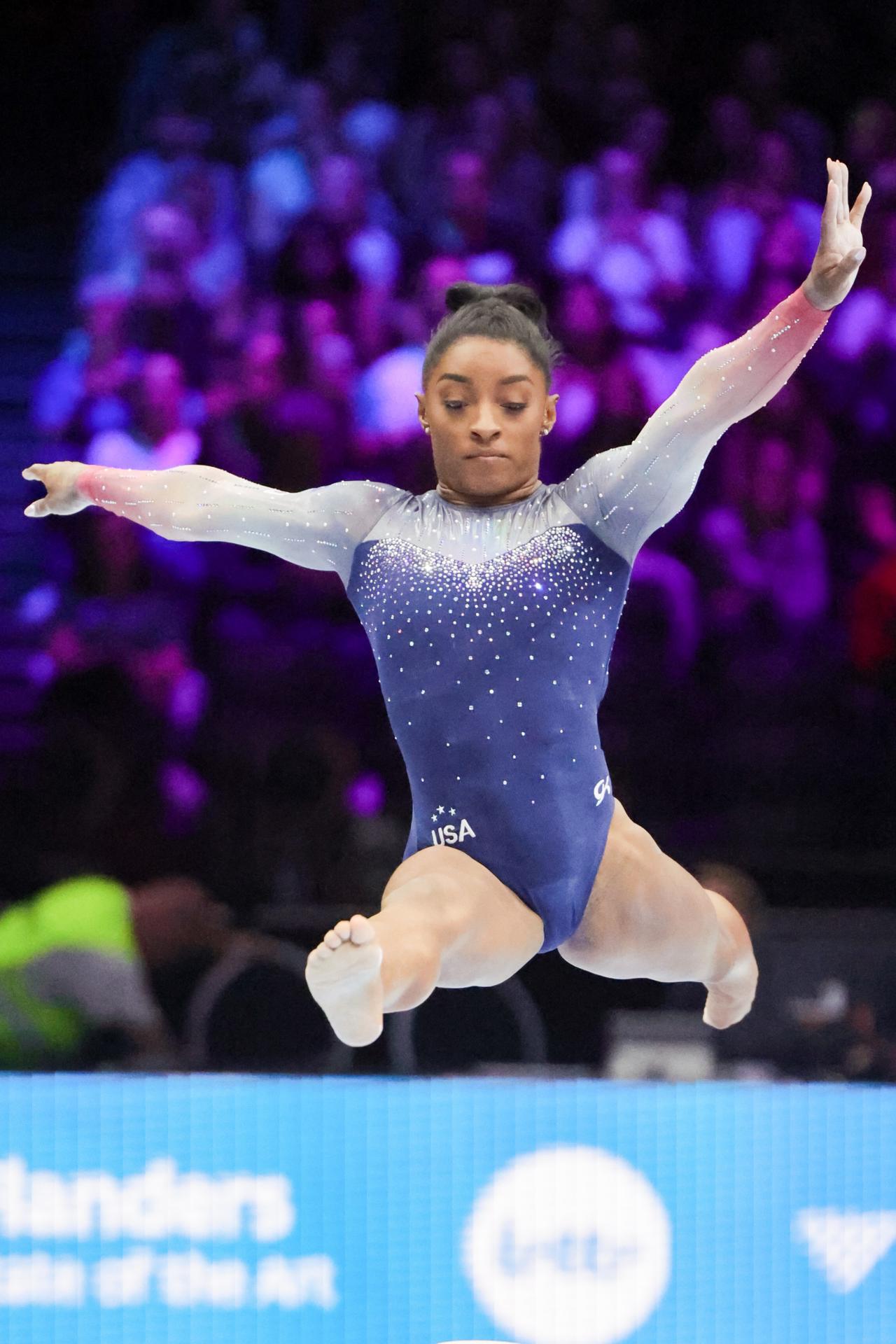 Simone Biles durante los mundiales de gimnasia artística en Amberes, Bélgica. EFE/EPA/OLIVIER MATTHYS
