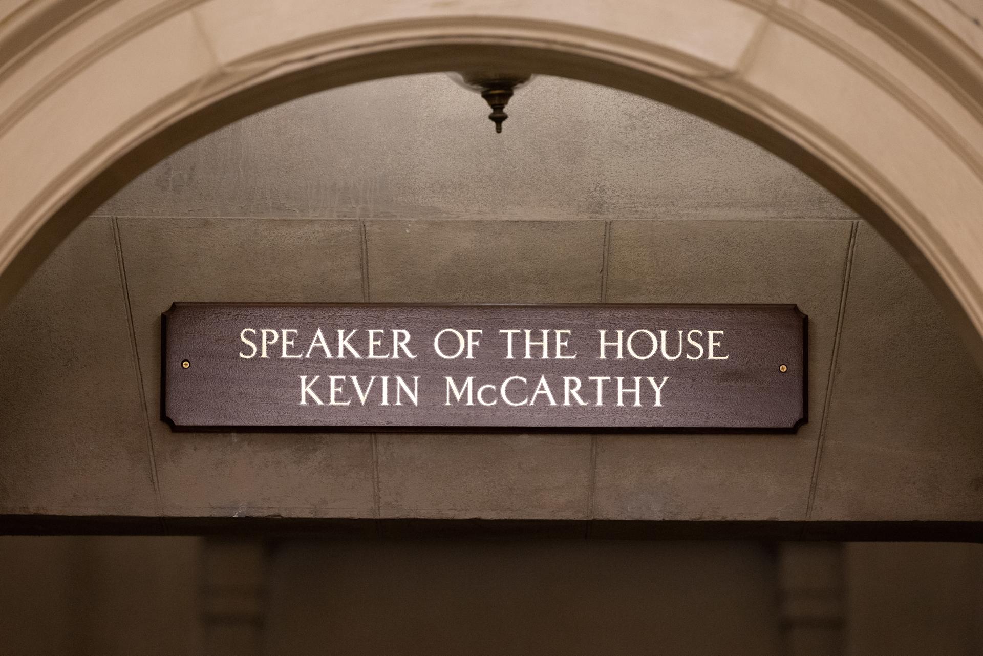 Vista de una señal afuera de la oficina del expresidente de la Cámara Baja de EE.UU. Kevin McCarthy, este 4 de octubre de 2023, en el Capitolio, sede del Congreso estadounidense, en Washington. EFE/Michael Reynolds
