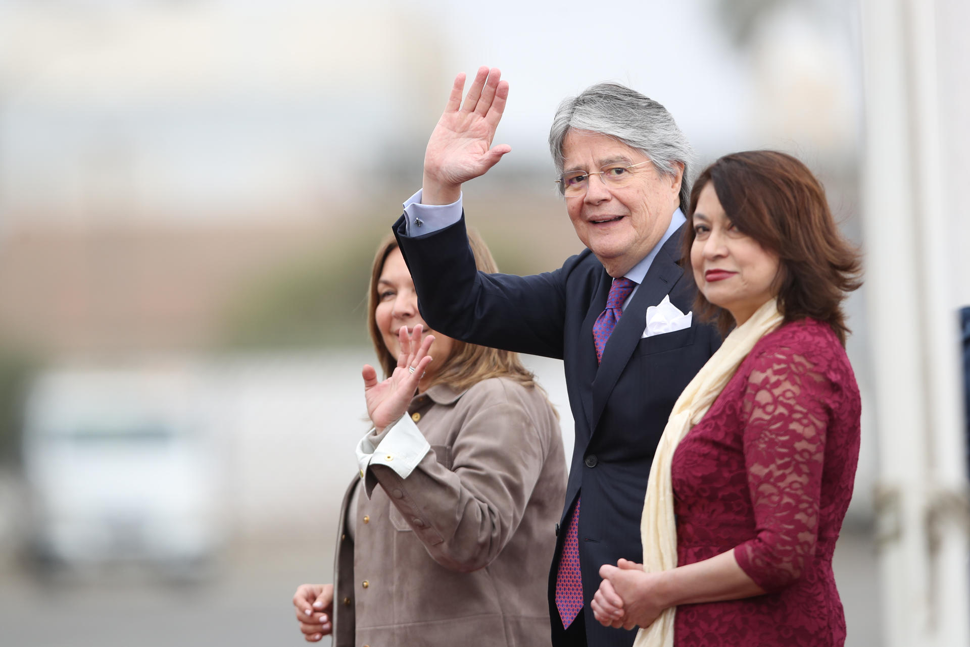 El presidente de Ecuador, Guillermo Lasso, saluda a su llegada junto a la ministra de Exteriores de Perú Ana Gervasi Díaz (d) hoy, en la base militar Grupo Aéreo Número 8, en Lima (Perú). EFE/ Paolo Aguilar
