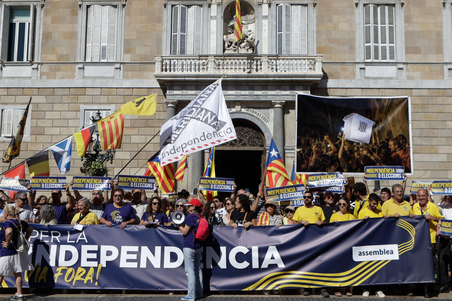 Manifestación convocada este domingo ante el Palacio de la Generalitat, en Barcelona, en el marco de los actos para conmemorar el sexto aniversario del 1 de octubre de 2017. EFE/ Quique García
