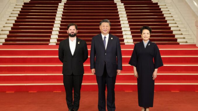 El presidente chino, Xi Jinping (C), y su esposa, Peng Liyuan (D), reciben al presidente chileno, Gabriel Boric (I). EFE/EPA/PANG XINGLEI / XINHUA CHINA OUT / UK AND IRELAND OUT
