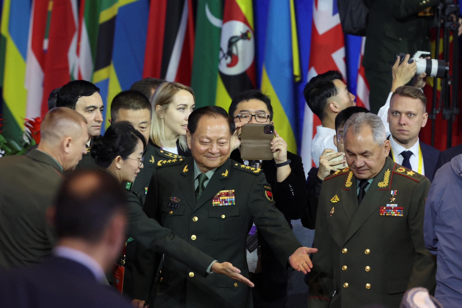 El vicepresidente de la Comisión Militar Central de China, Zhang Youxia (C), y el ministro de Defensa ruso, Sergei Shoigu (D), llegan al Foro Xiangshan de Pekín. EFE/EPA/FLORENCE LO/POOL
//////////
Beijing (China), 30/10/2023.- El vicepresidente de la Comisión Militar Central de China, Zhang Youxia (C), y el ministro de Defensa ruso, Sergei Shoigu (R), llegan al Foro Xiangshan de Beijing, China, 30 de octubre de 2023. (Rusia) EFE/EPA/FLORENCIA LO/PISCINA
