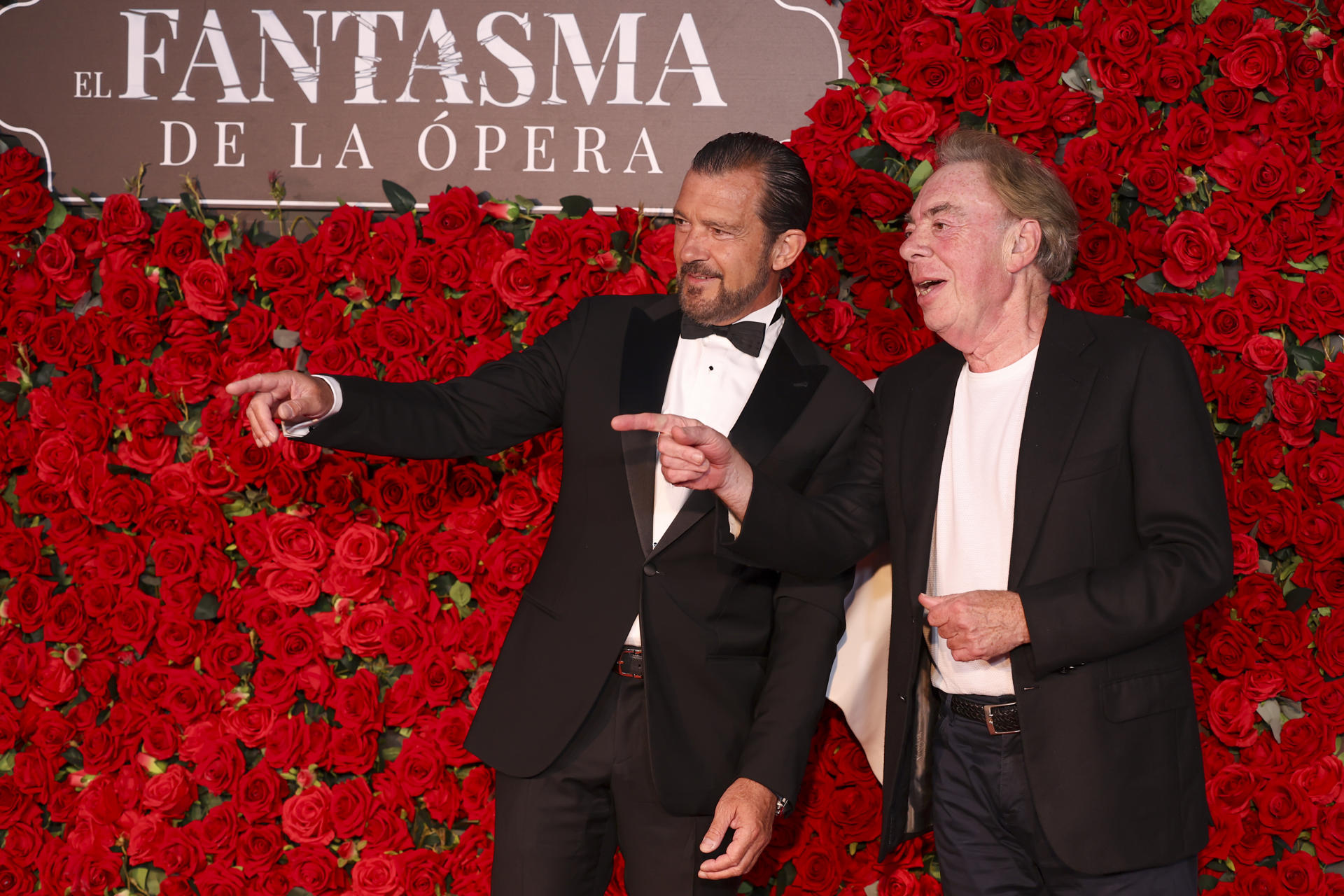 El actor español Antonio Banderas (i) y el creador y director de la obra "El Fantasma de la Ópera", Andrew Lloyd Webber, posan para los fotógrafos durante el estreno del musical "El Fantasma de la Ópera". EFE/ Kiko Huesca
