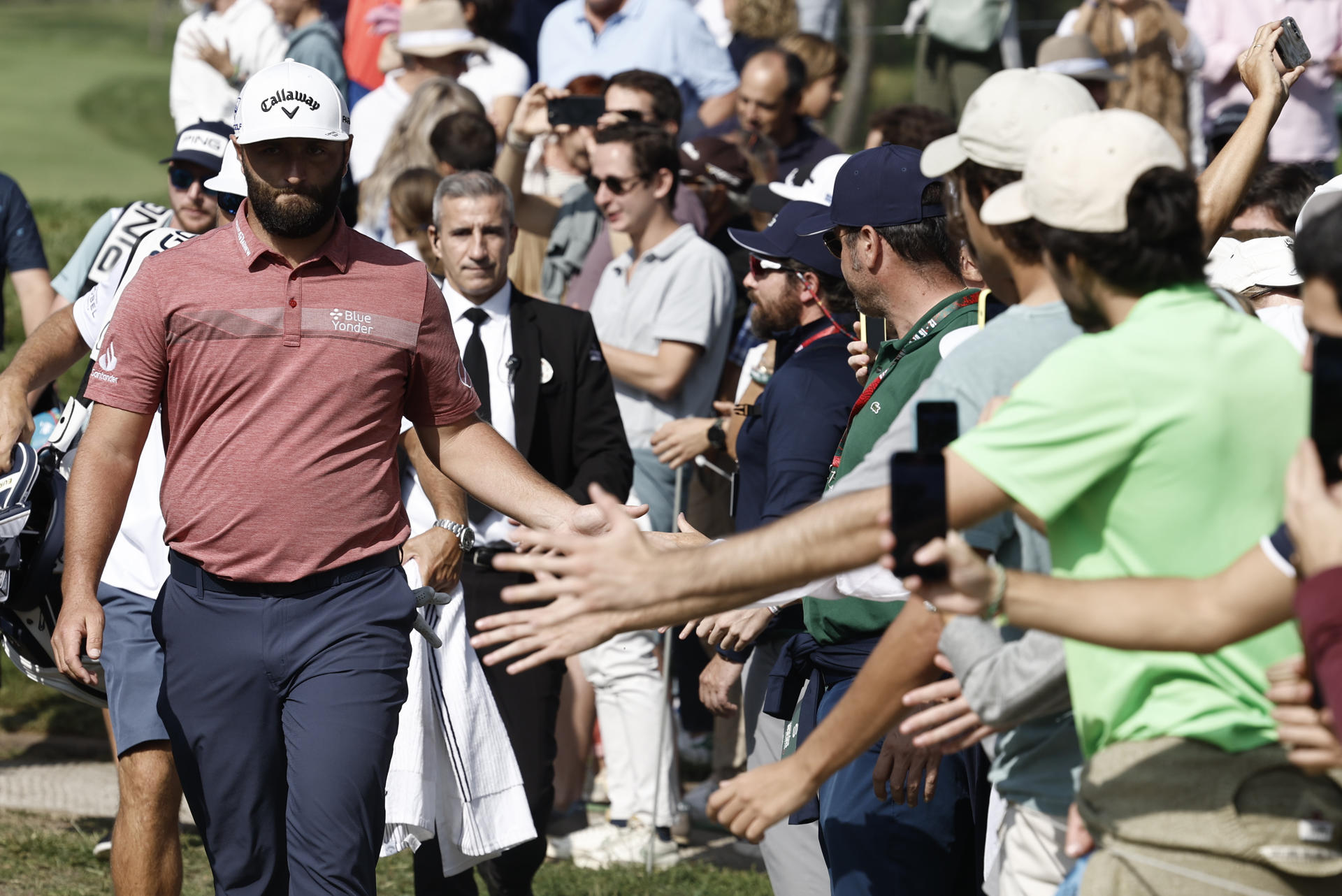 El golfista español Jon Rahm celebra un "birdie" en el hoyo 8 con el público, durante la última jornada del Abierto de España, torneo del DP World Tour de golf, este domingo en el Club de Campo Villa de Madrid. EFE/ Sergio Pérez
