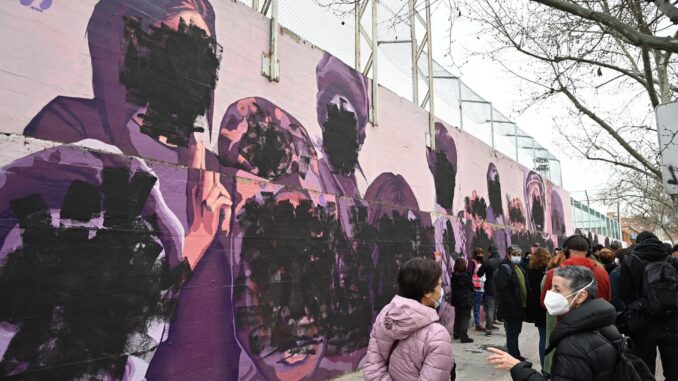 Imagen de archivo de 2021 del mural feminista "La unión hace la fuerza" del barrio de Ciudad Lineal (Madrid) tras amanecer vandalizado con pintura negra que cubre los rostros de las mujeres homenajeadas en sus paredes. EFE/ Fernando Villar
