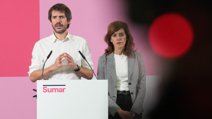 El portavoz de Sumar, Ernest Urtasun, y la portavoz de la formación en el Congreso, Marta Lois, dan una rueda de prensa en la sede del partido en Madrid, este lunes. EFE/ Borja Sánchez-Trillo
