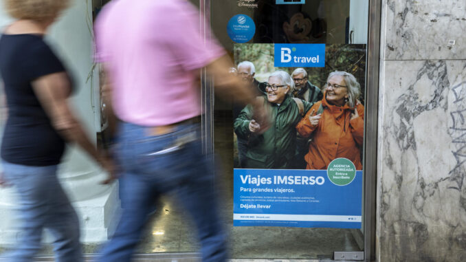 Los madrileños pueden empezar a reservar viajes del Imserso desde el sábado. Archivo. EFE/ Biel Aliño
