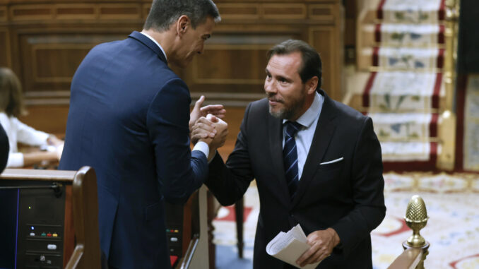 Imagen de archivo del diputado socialista Óscar Puente (d) recibiendo la felicitación del presidente del Gobierno en funciones, Pedro Sánchez (i) tras la réplica al líder del PP y candidato presidencial, Alberto Núñez Feijóo, durante la segunda votación a su investidura, el pasado 29 de septiembre en el Congreso. EFE/Juan Carlos Hidalgo
