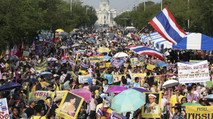 Foto de archivo de una protesta en Tailandia de los conocidos como "camisas amarillas". EFE/NARONG SANGNAK
